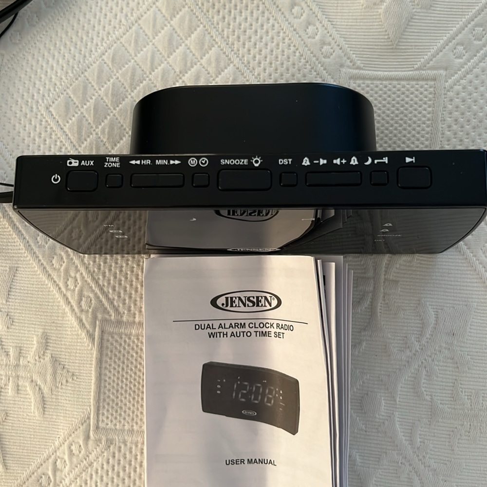 JENSEN DUAL ALARM CLOCK RADIO WITH AUTO TIME SET - Picture 2 of 3